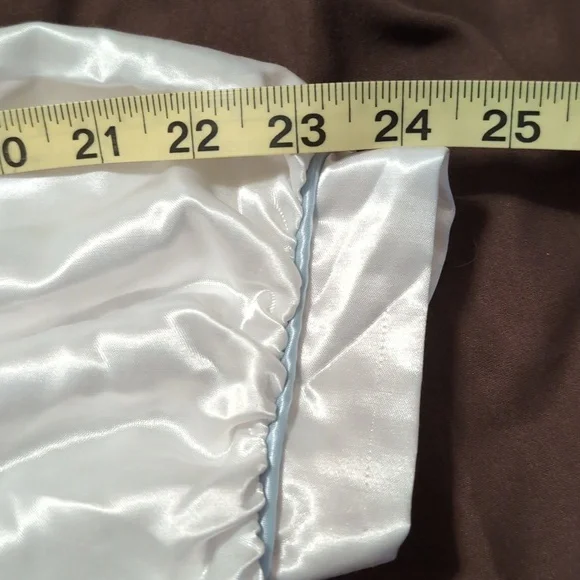 Elegant White Satin Nightgown - Picture 7 of 11